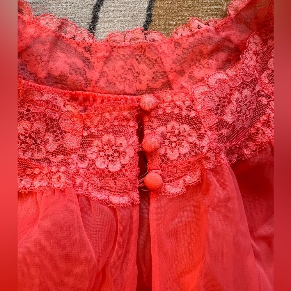 Vintage Vanity Fair Peignoir Nylon Robe Floral Lace Overlay Rob, Size 36. Coral. - Picture 2 of 9